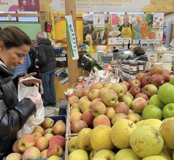FILIERA CORTA: UN PATTO SOCIALE TRA PRODUTTORE E CONSUMATORE, L’ESPERIENZA DEI MERCATI DI CAMPAGNA AMICA